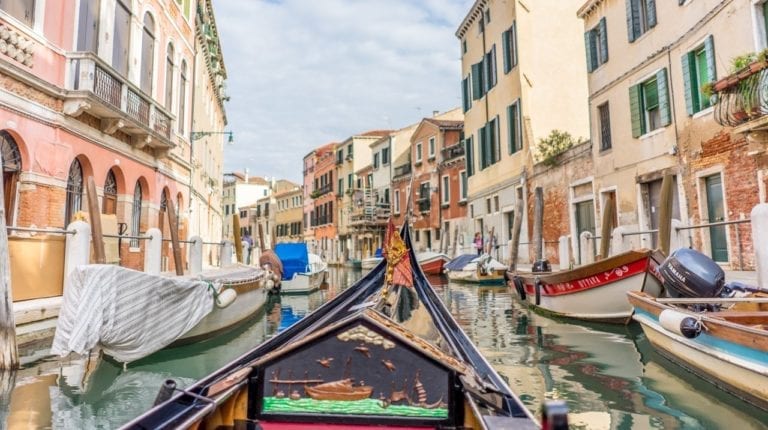 De Gondola Pelos Canais de Veneza