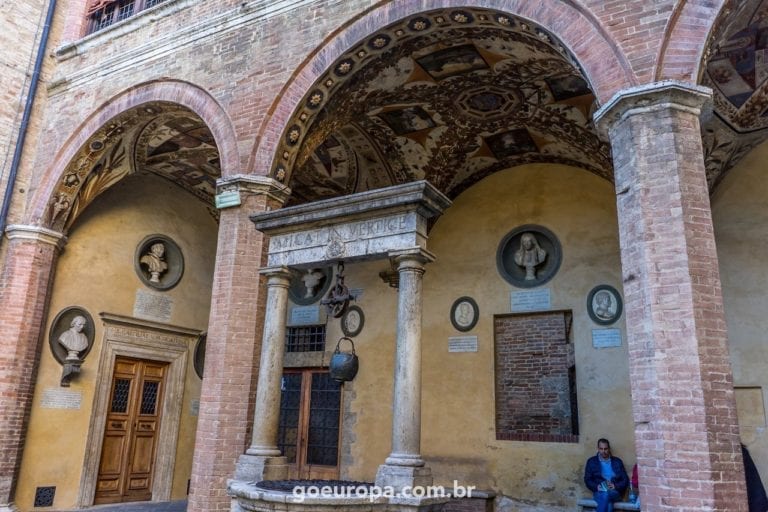 Atencao Voce Vera Algo Grotesco